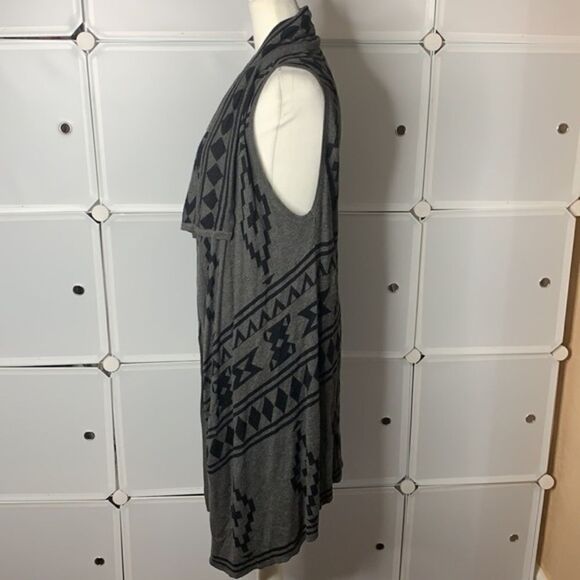 Forever 21 Gray & Black Aztec Tribal Print Sleeveless Cardigan One Size - Picture 2 of 9